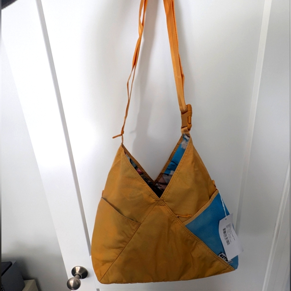 B2TM Triangle Tote NWT